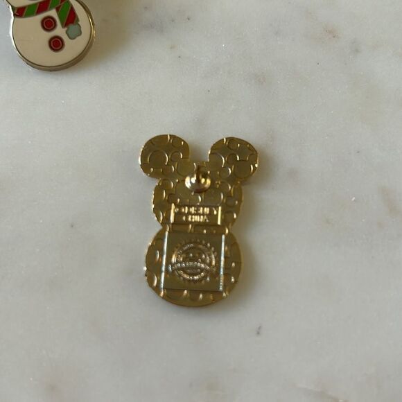 Disney Mickey and Minnie snowman woman tack pins - Picture 3 of 4